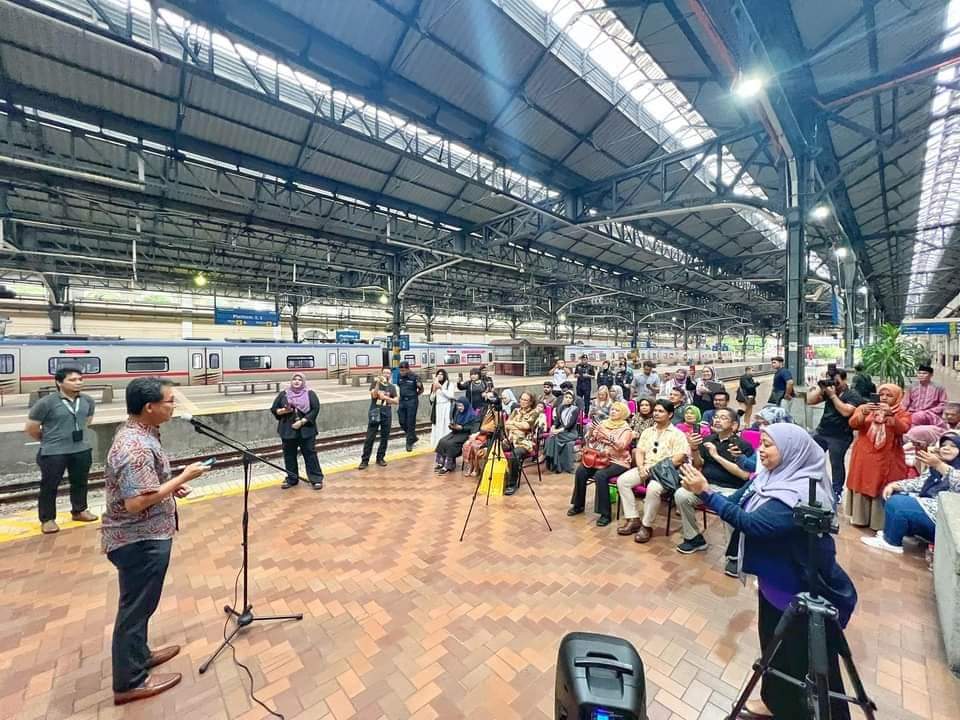 CEO KA Malaysia membacakan puisi di stasiun kereta api tertua kereta api tanah Melayu ( KTM) di Kuala lumpur menyambut Delegasi Puisi Dunia